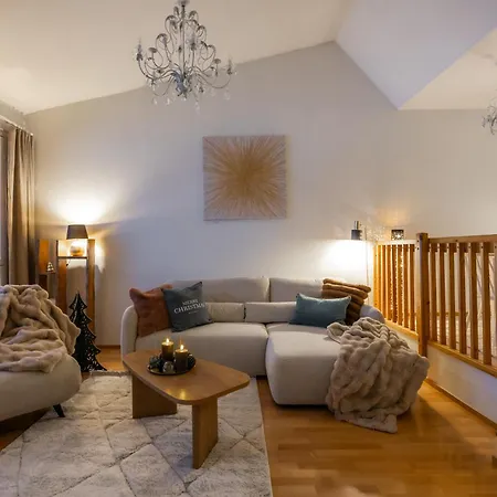 White Elegant By The River شقة